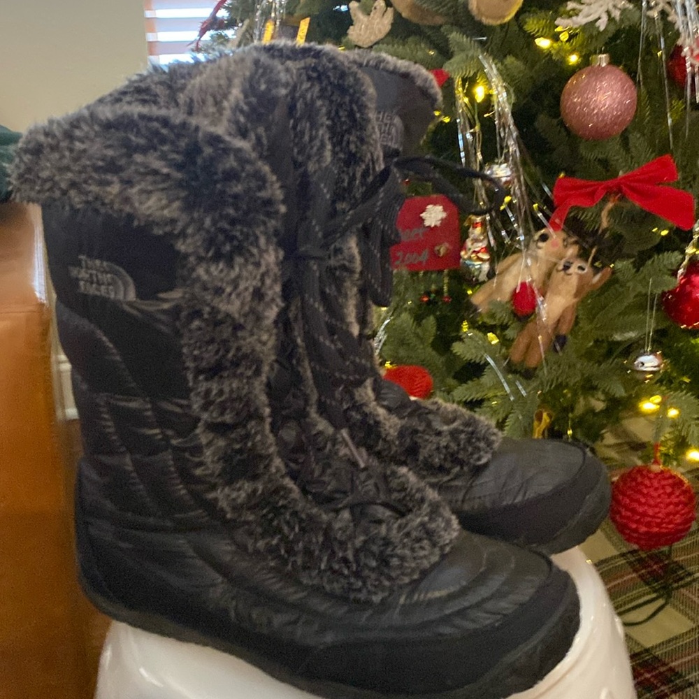North Face Black Puffer Snowboots Size 10 🌲❄️